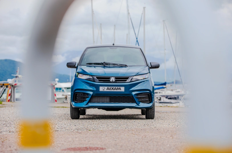 Leichtkraftfahrzeuge AIXAM Coup&eacute; CUTSPO_FAVA_BLC_JPG (2).jpg