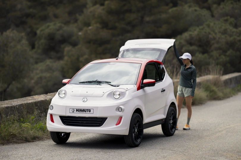 Leichtkraftfahrzeuge AIXAM e Minauto EMINCH_34AV_BLA_JPG (5).jpg